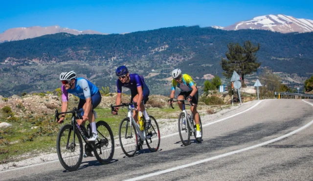 AKRA Gran Fondo Antalya 2026 yarışmacıları Kemer parkurunda pedal çeviriyor