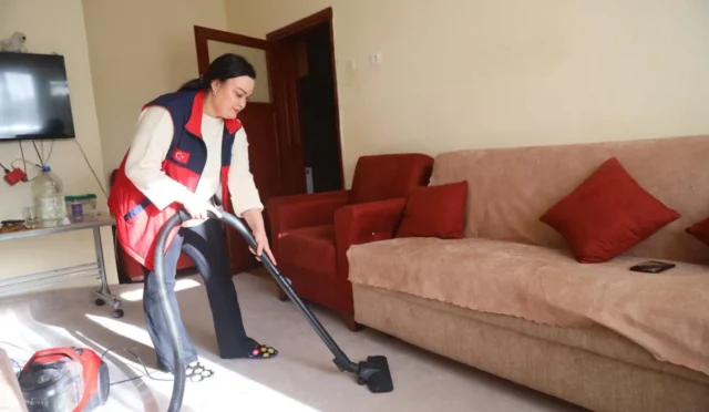 Aksaray Belediyesi ekipleri, Ramazan Bayramı öncesinde ihtiyaç sahibi ailelerin evlerinde temizlik ve kişisel bakım hizmeti sunuyor.