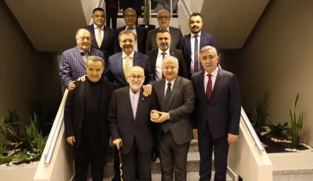 Aksaray'da düzenlenen iftar programında TOBB Başkanı Rifat Hisarcıklıoğlu ve iş dünyası temsilcileri bir araya geldi.