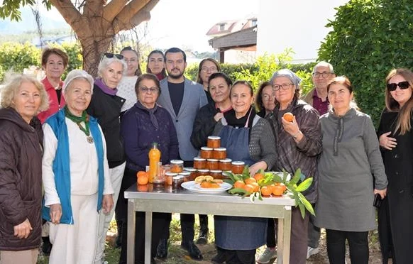 Alanya'da SMA ve DMD hastası çocuklar için düzenlenen yardım kampanyasında turunç reçeli satışı yapılıyor.