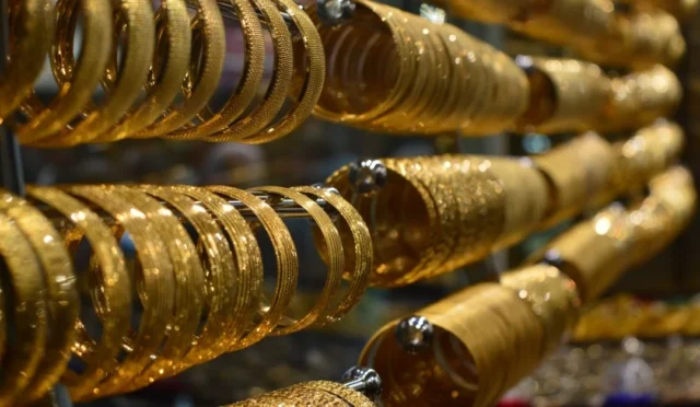 Bayramın üçüncü gününde gram altın ve ons altın fiyatlarında düşüş gözlemlendi.