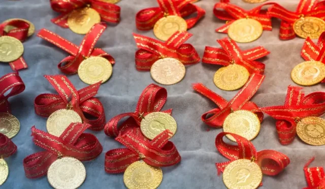 Gram altın yeni güne yükselişle başladı, fiyatı 7.375 TL seviyesinde işlem görüyor.