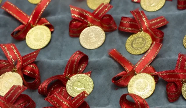 Altın fiyatlarının yükselişini gösteren grafik ve gram altın görselleri