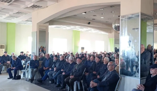 Altınyazı Karasaz Sulama Kooperatifi genel kurulu sonrası yeni yönetim fotoğrafı