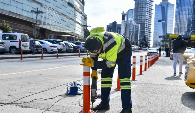 Ankara'da alışveriş merkezi çevresindeki trafik akışını düzenleyen yeni yol çalışması