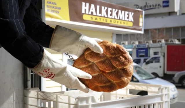 Ankara'da mobil fırın aracından Ramazan pidesi satışı yapılıyor