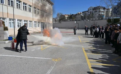 Ankara'da bir okulda öğrencilere afet ve yangın eğitimi veriliyor, tatbikat yapılıyor.