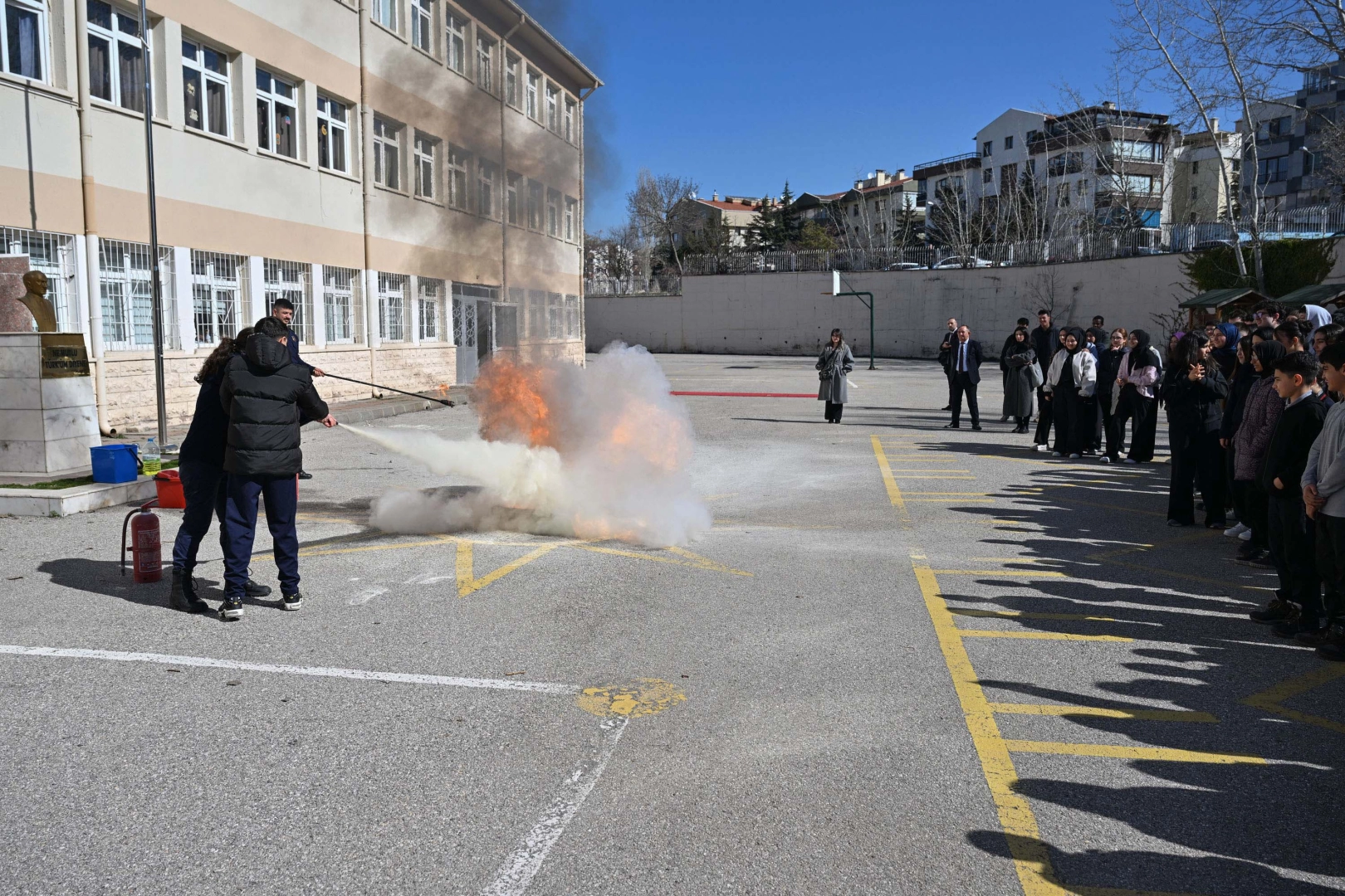 Ankara’da Öğrencilere Deprem Haftası’nda Afet ve Yangın Tatbikatı: Hazırlıklı Olmanın Önemi Vurgulandı