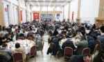 Keçiören Belediye Başkanı Dr. Mesut Özarslan'ın vatandaşlarla iftar programında bir araya geldiği fotoğraf