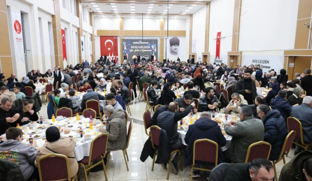 Keçiören Belediye Başkanı Dr. Mesut Özarslan'ın vatandaşlarla iftar programında bir araya geldiği fotoğraf