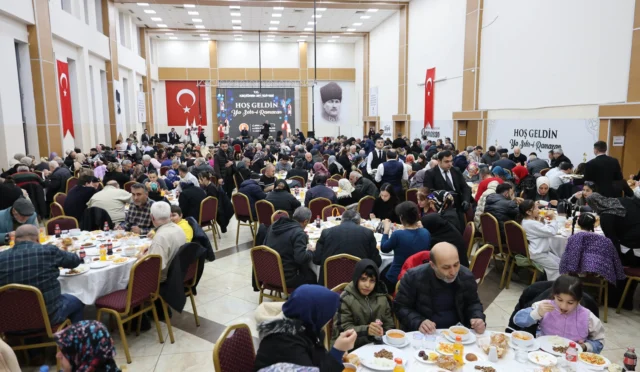 Keçiören Belediye Başkanı Dr. Mesut Özarslan, Mevlana Kültür Merkezi'nde düzenlenen iftar programında vatandaşlarla bir araya geldi.