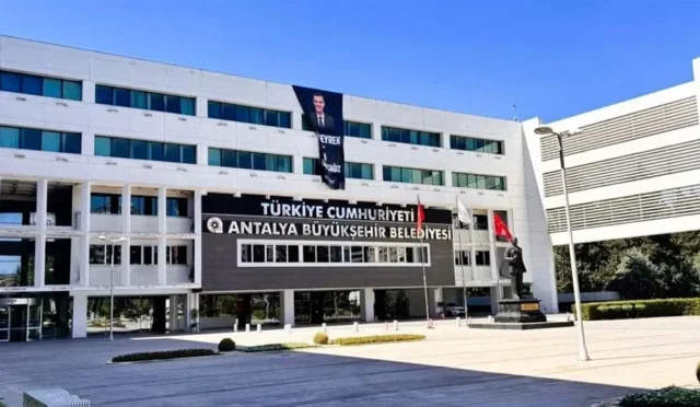 Antalya Büyükşehir Belediyesi'nde idari yapılanma ve birimlerin yeniden düzenlenmesi.