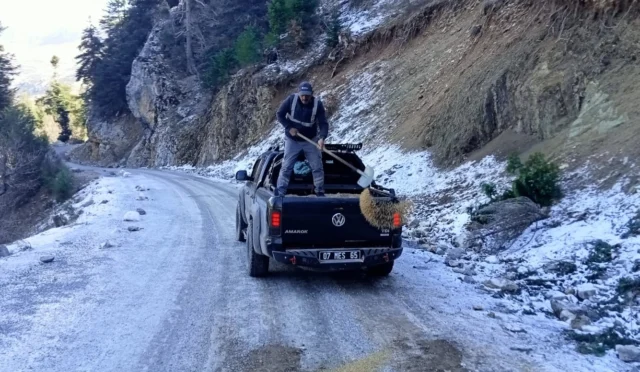 Alanya'da kış koşullarına karşı yol onarım ve tuzlama çalışmaları