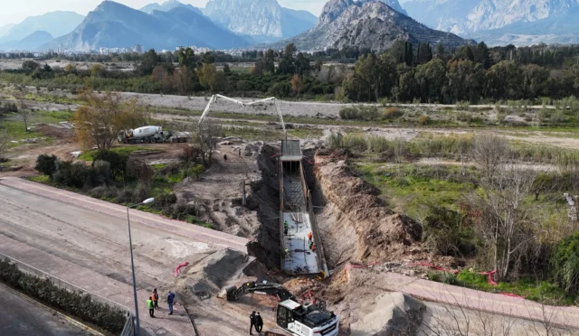 Antalya Konyaaltı'nda yağmursuyu altyapısını güçlendirme çalışmaları kapsamında yağmursuyu hattı inşa ediliyor.