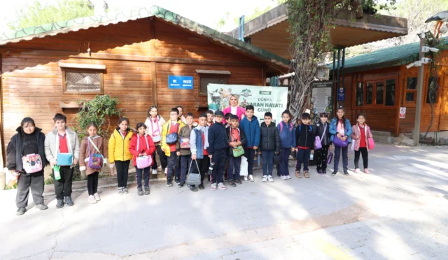 Antalya Doğal Yaşam Parkı'nda Dünya Yaban Hayatı Günü etkinliği kapsamında öğrenciler hayvanları inceliyor.