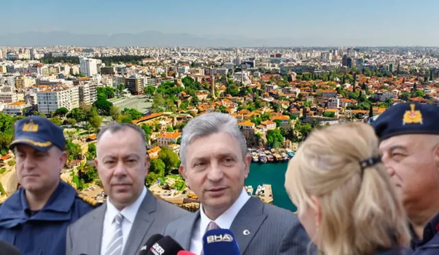 Antalya'da Ramazan Bayramı tatili boyunca artırılan güvenlik tedbirleri kapsamında sahada görev yapan polis ve jandarma ekipleri