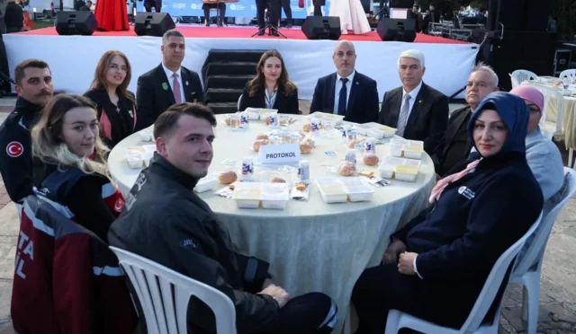 Antalya'da toplu iftar programında gıda zehirlenmesi iddiaları sonrası vatandaşların tepkisi