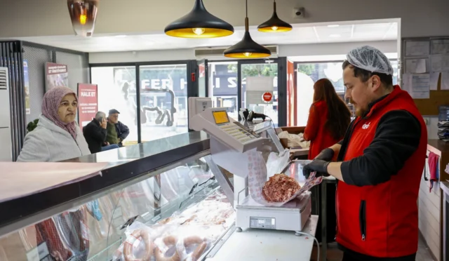 Antalya Büyükşehir Belediyesi Halk Et mağazasında Ramazan ayına özel uygun fiyatlı et satışı