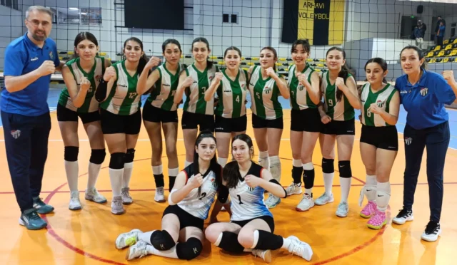 Artvinspor genç kızlar voleybol takımının şampiyonluk sevinci