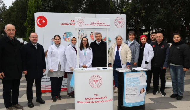 Artvin Hopa'da Yeşilay Haftası kapsamında Vali Turan Ergün'ün etkinlikleri incelemesi