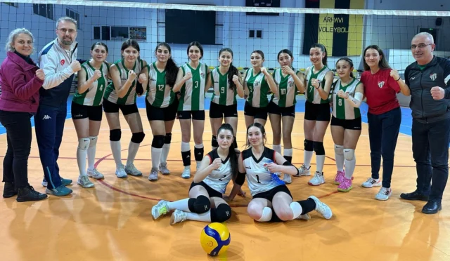 Artvinspor genç kız voleybol takımı maçı kazanıyor