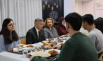 Artvin Valisi Turan Ergün ve eşi Hülya Ergün'ün lise öğrencileriyle iftar sofrasında çekilmiş fotoğrafı.
