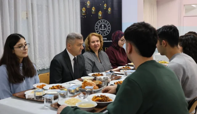 Artvin Valisi Turan Ergün ve eşi Hülya Ergün'ün lise öğrencileriyle iftar sofrasında çekilmiş fotoğrafı.