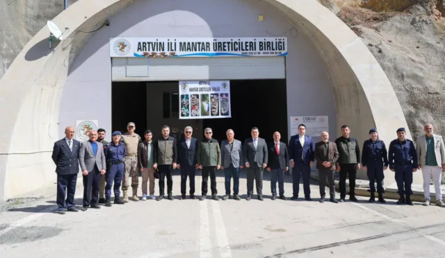Artvin Valisi Turan Ergün, Ballıüzüm Köyü'ndeki istiridye mantarı üretim tesisini inceliyor.