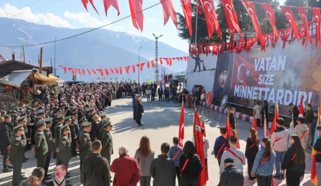 Artvin'de 18 Mart Şehitleri Anma Günü ve Çanakkale Deniz Zaferi'nin 111. yıl dönümü dolayısıyla düzenlenen törenden genel görünüm.