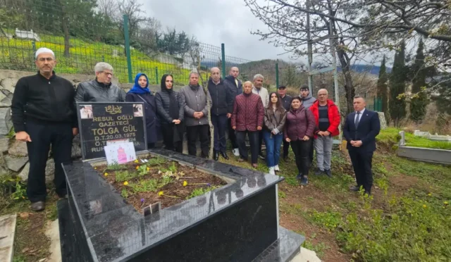 Artvinli gazeteci Tolga Gül, vefatının ikinci yılında mezarı başında anıldı.