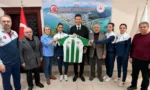 Artvinspor Kadın Voleybol Takımı Arhavi Kaymakamı Burak Çimşir'i ziyaret ederken