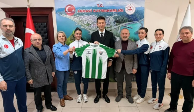 Artvinspor Kadın Voleybol Takımı Arhavi Kaymakamı Burak Çimşir'i ziyaret ederken
