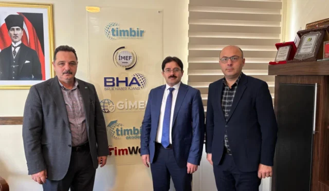 AYBÜ Esenboğa Kampüs Koordinatörü Osman Şahbudak, TİMBİR Genel Başkanı Dr. Süleyman Basa ve BHA Genel Müdürü Muhammet Kaçar ile görüşüyor.