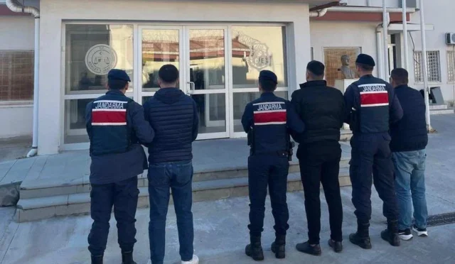Aydın'da insan tacirliği yapan 4 organizatör jandarma ekiplerince suçüstü yakalandıktan sonra tutuklandı.