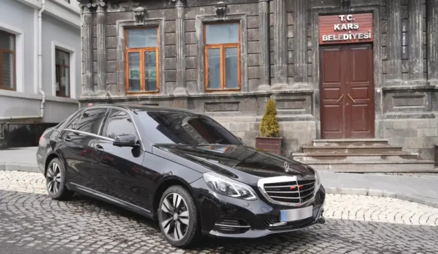 Azerbaycan Kars Başkonsolosluğu tarafından Kars Belediyesi'ne hediye edilen araç