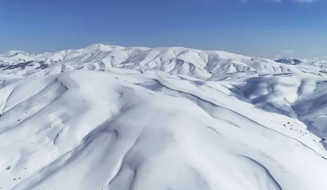 Bayburt'ta bahar ayında etkili olan kar yağışı sonrası 2 metreyi aşan kar kalınlığı havadan görüntülendi.