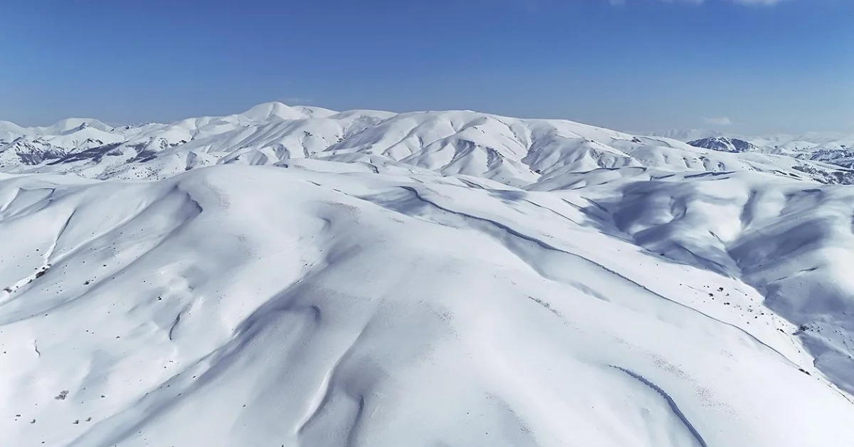 Bahar Bastırdı Ama Kar Dinmedi: Bayburt’ta Kar Kalınlığı 2 Metreyi Aştı!