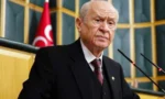 MHP Genel Başkanı Devlet Bahçeli, partisinin grup toplantısında konuşma yaparken çekilmiş bir fotoğraf.