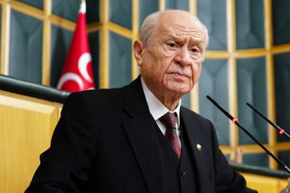 MHP Genel Başkanı Devlet Bahçeli, partisinin grup toplantısında konuşma yaparken çekilmiş bir fotoğraf.
