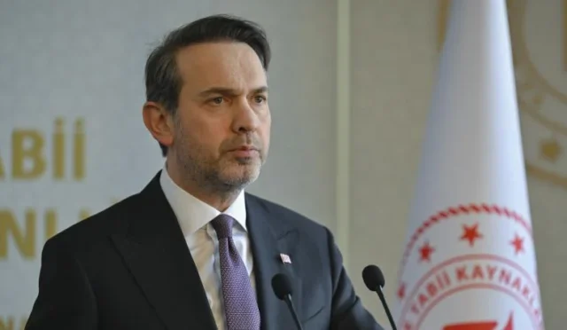 Enerji ve Tabii Kaynaklar Bakanı Alparslan Bayraktar, Türkiye'nin enerji politikaları hakkında açıklama yapıyor.