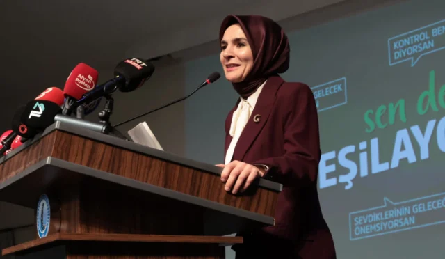 Aile ve Sosyal Hizmetler Bakanı Mahinur Özdemir Göktaş, sosyal medya düzenlemesi hakkında açıklamalarda bulunuyor.