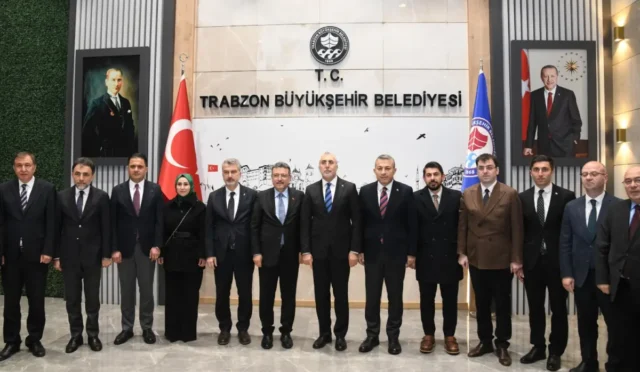 Çalışma ve Sosyal Güvenlik Bakanı Vedat Işıkhan'ın Trabzon Büyükşehir Belediyesi'ni ziyareti sırasında çekilmiş fotoğrafı