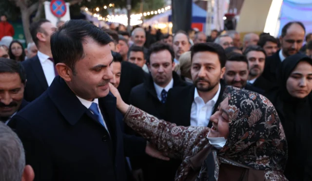 Çevre, Şehircilik ve İklim Değişikliği Bakanı Murat Kurum, Hatay'da bir sokak iftarında vatandaşlarla bir araya geldi.