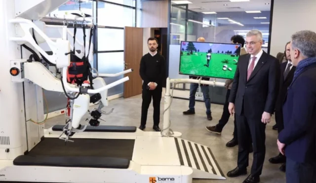 Sanayi ve Teknoloji Bakanı Mehmet Fatih Kacır, ODTÜ Teknokent'te direksiyonsuz otonom sürüş aracını inceliyor.