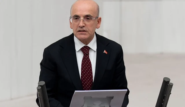 Hazine ve Maliye Bakanı Mehmet Şimşek, akaryakıt vergi yükünü hafifletme açıklaması yapıyor.
