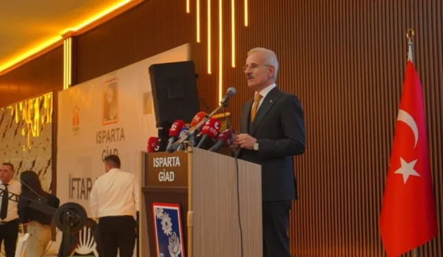 Ulaştırma ve Altyapı Bakanı Abdulkadir Uraloğlu, Isparta'da iş dünyası temsilcileriyle iftar programında buluştu.