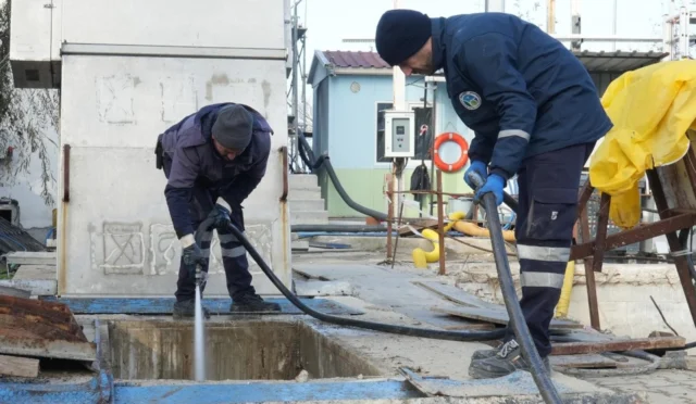 Balıkesir'de BASKİ ekiplerinin kanalizasyon hatlarında gerçekleştirdiği temizlik çalışması
