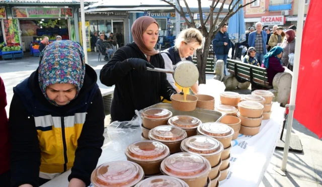 Balıkesir'in Altıeylül ilçesinde düzenlenen iftar programında vatandaşlar bir araya geldi.