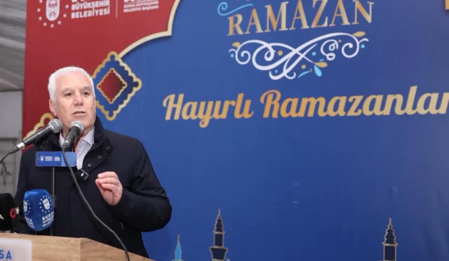 Bursa Büyükşehir Belediye Başkanı Mustafa Bozbey, iftar programında vatandaşlarla bir araya geldi.