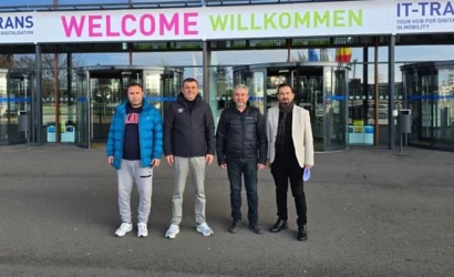 Denizli Belediye Başkanı Bülent Nuri Çavuşoğlu, Almanya'daki toplu taşıma fuarında incelemelerde bulunuyor.